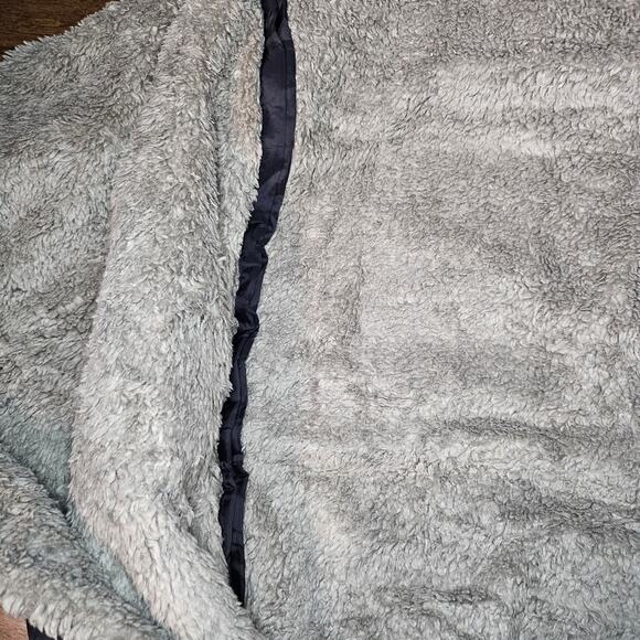 ZonLi 7.4 V Heated Wearable Blanket with Belt Black Outer Gray Sherpa Lined - Picture 5 of 13